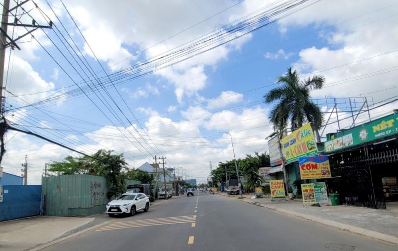 Bán đất và nhà tại mặt tiền đường D6, phường An Phú, Thành phố Thuận An, Bình Dương nay là trung tâm phường An Phú, thành phố Hồ Chí Minh.